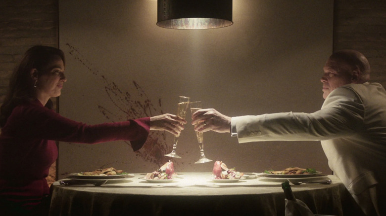 డేర్‌డెవిల్‌లో డిన్నర్ టేబుల్‌పై టోస్టింగ్ చేస్తున్న వెనెస్సా మరియు విల్సన్ ఫిస్క్: బోర్న్ ఎగైన్