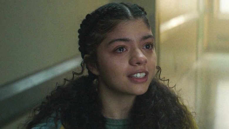 ఏంజెలా డెల్ టోరో (కామిలా రోడ్రిగ్జ్) డేర్‌డెవిల్: బోర్న్ ఎగైన్ సీజన్ 2లో కన్నీళ్లతో నవ్వుతోంది