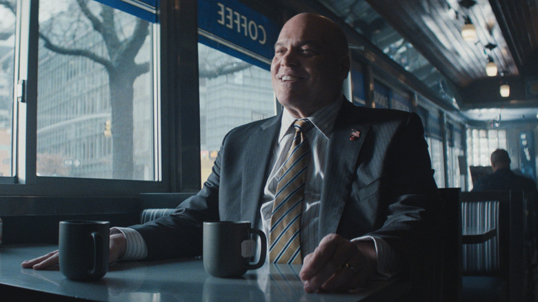 విల్సన్ ఫిస్క్ డేర్‌డెవిల్‌లోని డైనర్ బూత్‌లో కూర్చున్నాడు: మళ్లీ జన్మించాడు