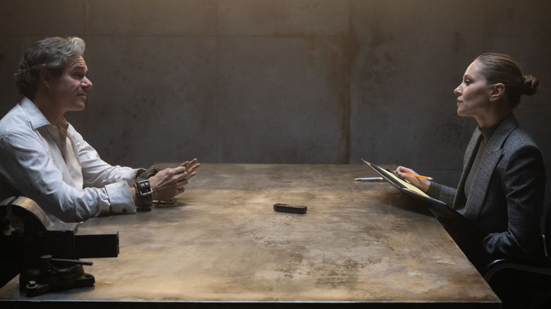 टोनी डाल्टन जॅक ड्यूकस्नेच्या भूमिकेत हातकडी घालून मार्गारिटा लेव्हीवाच्या समोर टेबलवर बसलेला डेअरडेव्हिलमध्ये हेदर ग्लेनच्या भूमिकेत: बॉर्न अगेन