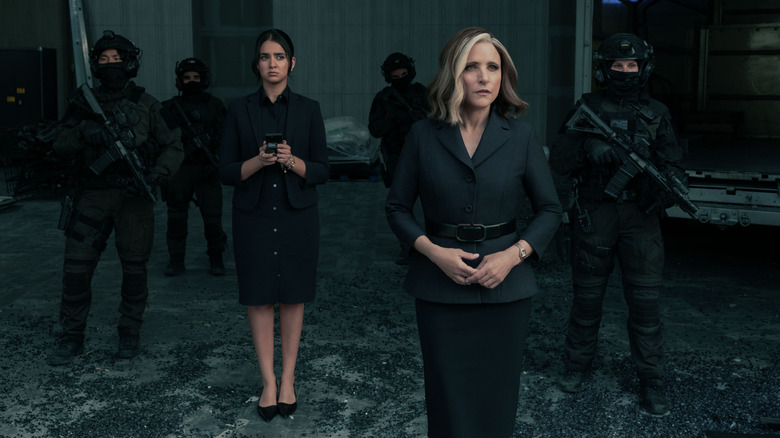 ज्युलिया लुई-ड्रेफस व्हॅलेंटीना ॲलेग्रा डी फॉन्टेनच्या भूमिकेत गेराल्डिन विश्वनाथनच्या शेजारी थंडरबोल्ट्समध्ये सैनिकांनी भरलेल्या खोलीत मेल गोल्डच्या रूपात उभी आहे*