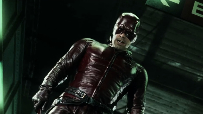 Ben Affleck as Daredevil, staring down at train tracks in Daredevil (2003)