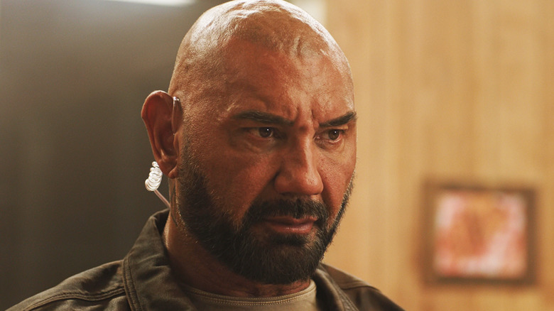 డేవ్ బటిస్టా యొక్క రే సీల్ ట్రాప్ హౌస్‌లో డైనర్‌లో కూర్చున్నప్పుడు క్లోజప్‌లో కనిపించాడు