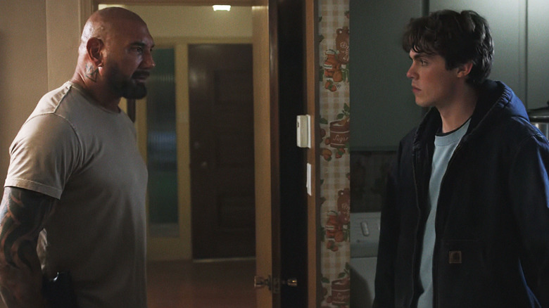 డేవ్ బటిస్టా యొక్క రే సీల్ ట్రాప్ హౌస్‌లో జాక్ ఛాంపియన్స్ కోడి సీల్ సరసన నిలిచాడు