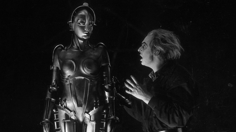 Brigitte Helm como Machine Human se encuentra en el Rudolf Klein-Rog y reparte la Metrópolis de Rotwang.