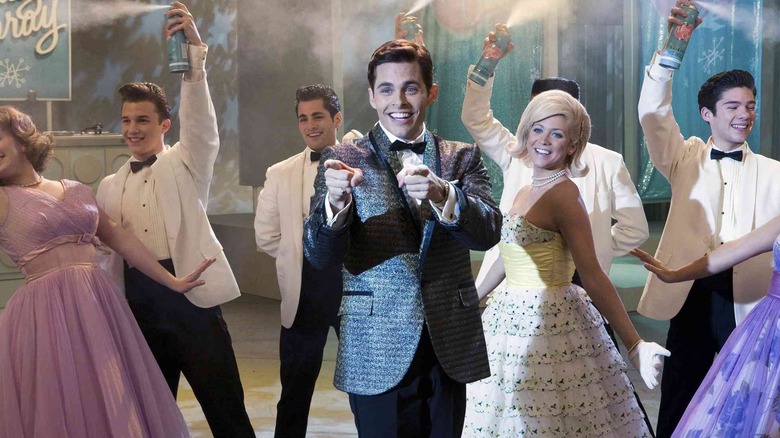 Corny Collins (James Marsden) presentando el Corny Collins Show en 