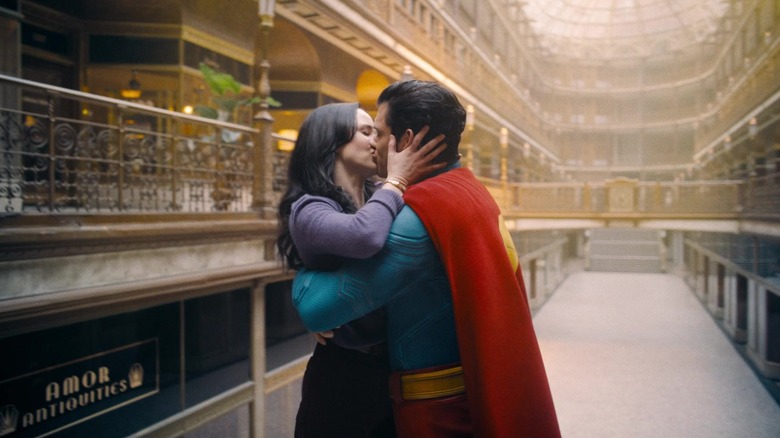 लोइस लेन आणि सुपरमॅन सुपरमॅनमध्ये हवेत चुंबन घेत आहेत