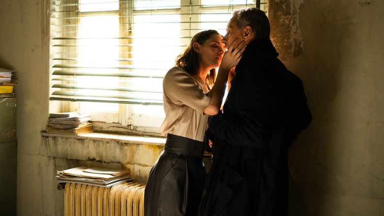 kristen stewart touching viggo mortensen's face in the movie crimes of the future