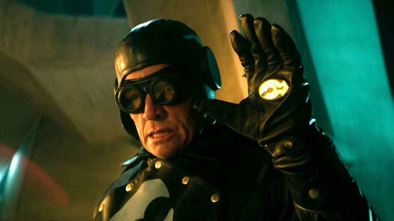 Thomas Haden Church as Lobster Johnson holding a gun in the rain in Hellboy (2019)