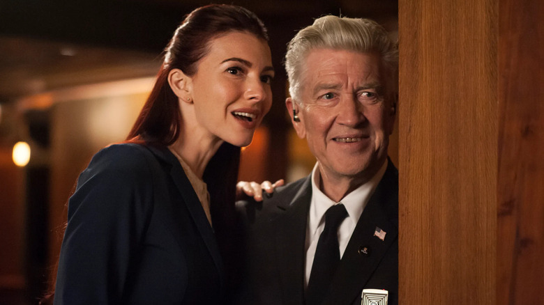 Kreista Bell in the role of Tami and David Lynch while Gordon smiles together in the twins of tops: Return