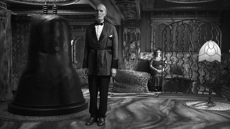 Carrell Strawkin as a firefighter and Joy Nash in the role of Señorita Dido hanging near a bell -shaped machine in Twin Peaks: The Return