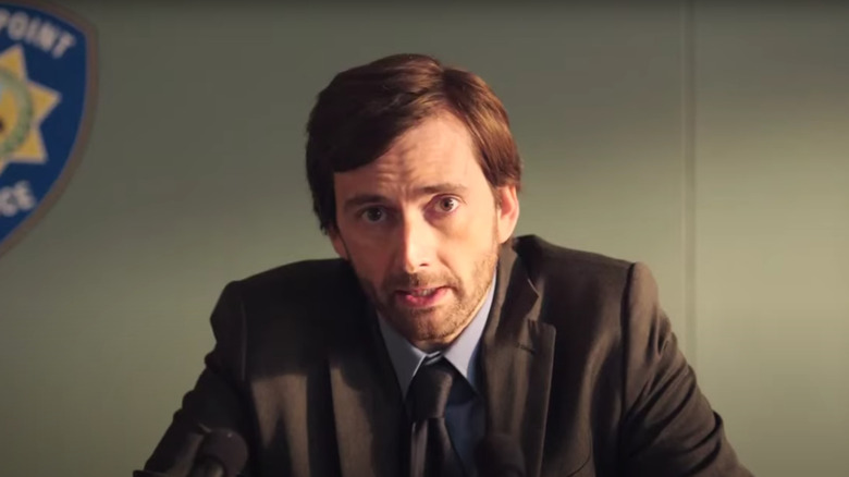 David Tennant's Emmett Carver wearing a scruffy suit and talking to camera on Gracepoint