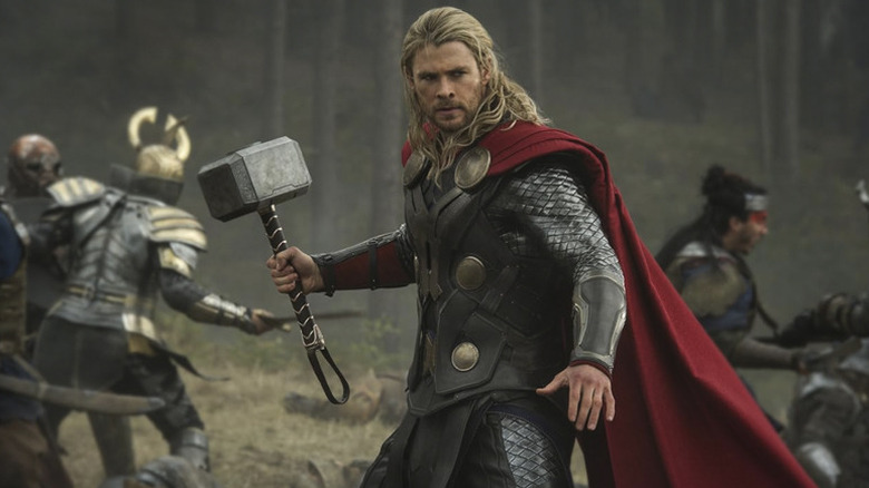 Chris Hemsworth Thor: Karanlık Dünya'da