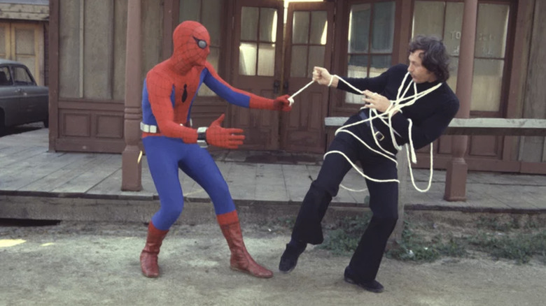 Spider-Man schakelt een slechterik uit in The Amazing Spider-Man