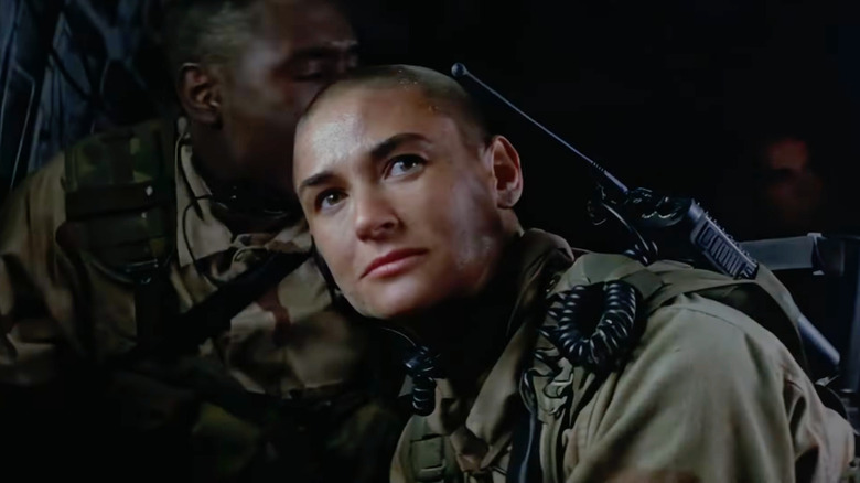 GI జేన్‌లో లెఫ్టినెంట్ జోర్డాన్ ఓ'నీల్‌గా డెమీ మూర్ నవ్వుతున్నాడు