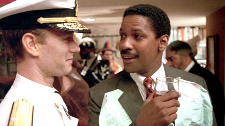 Andrew Beckett (Tom Hanks) berseragam Angkatan Laut berbicara dengan Joe Miller (Denzel Washington) di Philadelphia