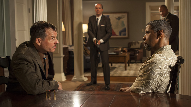 Earl talking to Bobby Beans in 2 Guns