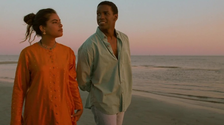 Denzel Washington as Demetrius takes a stroll on the beach with Sarita Choudhury as Mina in Mississippi Masala