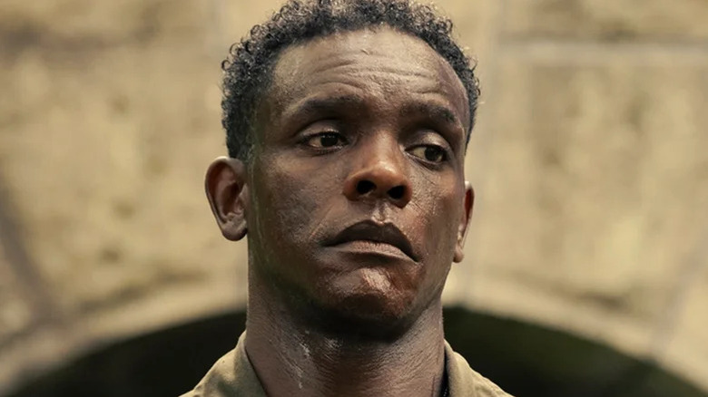 கிறிஸ் சாக்கின் டிக் ஹாலோரன் இட் வெல்கம் டு டெர்ரியில் வெளியில் நிற்கும் போது க்ளோசப்பில் சோர்வாகத் தெரிகிறார்