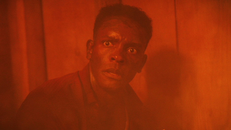 கிறிஸ் சாக்கின் டிக் ஹாலோரன், இட் வெல்கம் டு டெர்ரியில் ஆரஞ்சு நிற ஒளியால் ஒளிர்ந்ததால் அதிர்ச்சியடைந்தார்