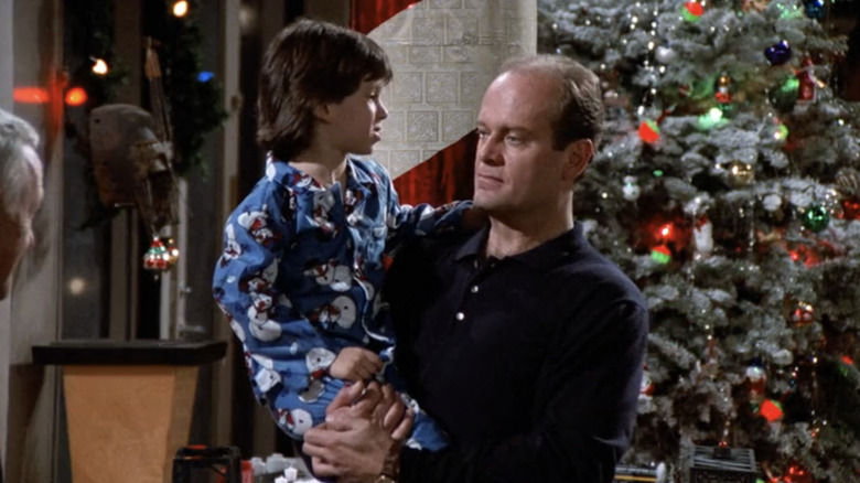 Fraser Lift de Kelsey Grammer sostiene a Frederic Crane de Luke Tarsitano en el Fraser