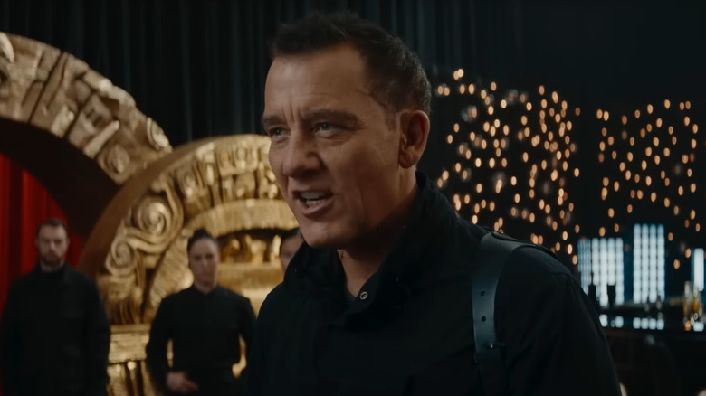 Clive Owen como Marcus Blake falando em limpador
