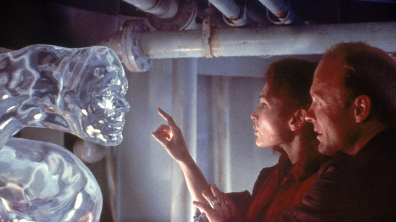 Bud and Lindsay marvel at the alien pseudopod in The Abyss