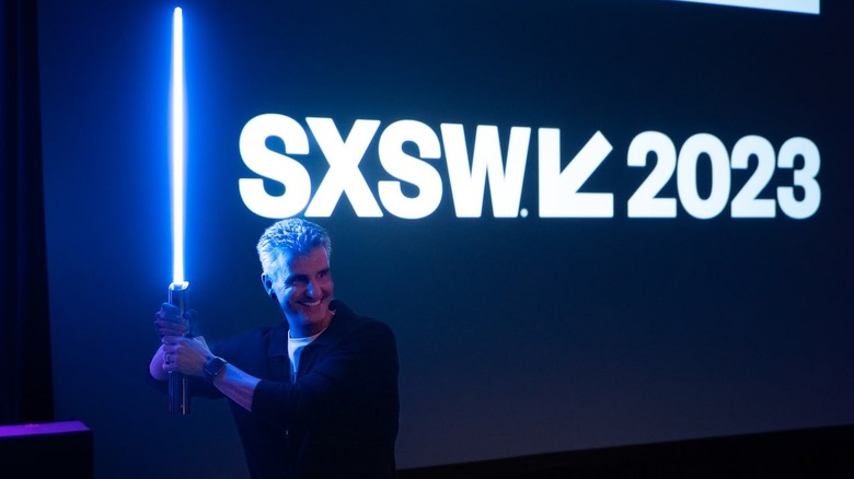 Josh D'Amaro tenant un sabre laser au SXSW 2023