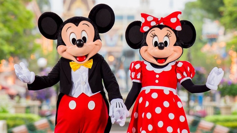 Mikey Mouse et Minnie Mouse se tiennent la main à Disneyland