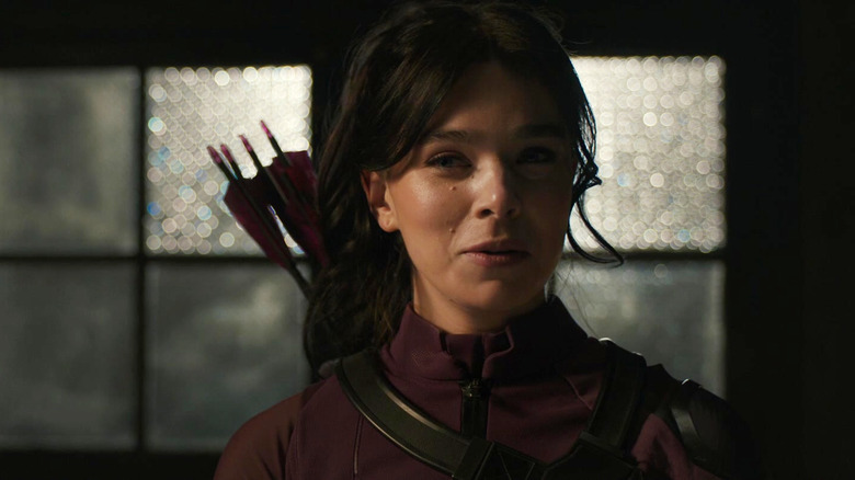 Hailee Steinfeld sonríe como Kate Bishop en The Marvels
