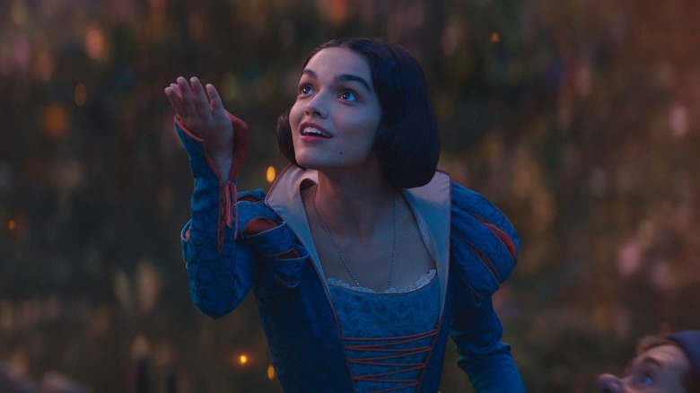 Rachel Zegler's Snow White holding out her palm in Disney's live-action Snow White (2025)
