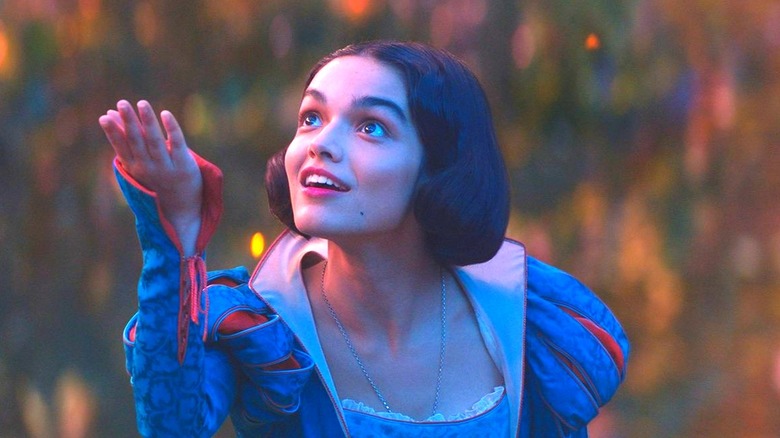 Rachel Zegler's Snow White holding out her palm in Disney's live-action Snow White (2025)
