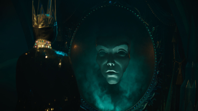 Gal Gadot's Evil Queen talking to the magic mirror in Snow White (2025)