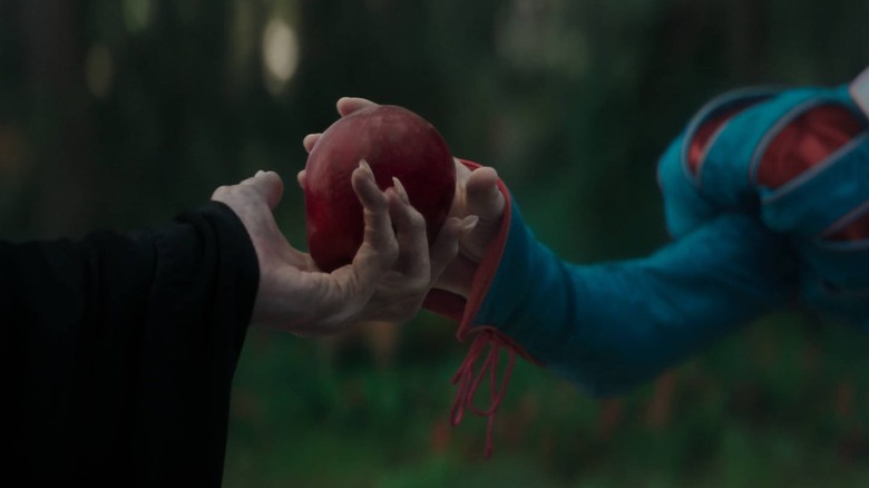 Rachel Zegler's Snow White grabbing the poison apple in Snow White (2025)