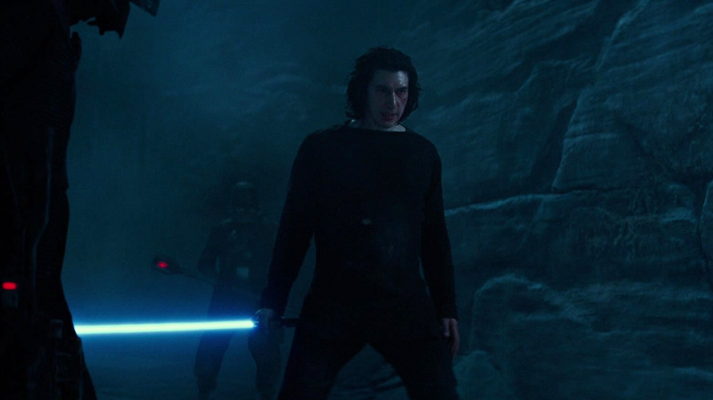 Adam Driver sebagai Kylo Ren dengan lightsaber biru yang dikelilingi oleh Knights of Ren di Star Wars: The Rise of Skywalker