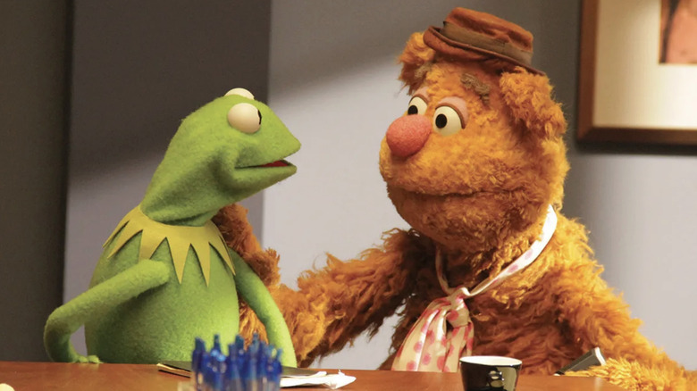 Kermit and Fozzie in an office in the ABC series The Muppets