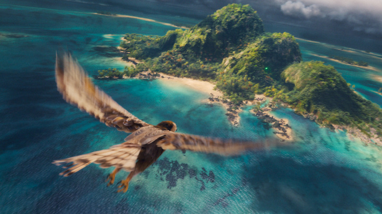 Un uccello che sorvola un'isola nel live-action Vaiana
