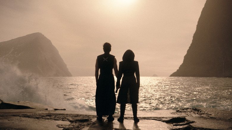 The Stranger en Amandla Stenberg als Osha die naar een zonsondergang kijkt in Star Wars: The Acolyte