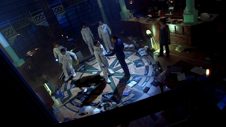 The crew surrounds Proper Dave (Harry Peacock) and his two shadows in the Doctor Who episode Silence in the Library