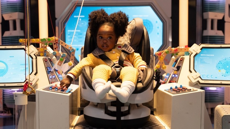Sienna-Robyn Mavanga-phipps sebagai Poppy duduk di kursi di Doctor Who