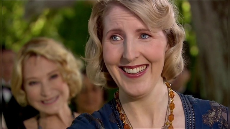 Agatha Christie (Fenella Woolgar) smiles anyone on the screen in the episode 