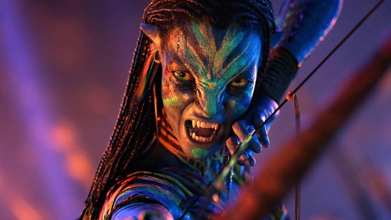 Zoe Saldaña als Neytiri met haar pijl en boog naar achteren gespannen in Avatar: Fire and Ash