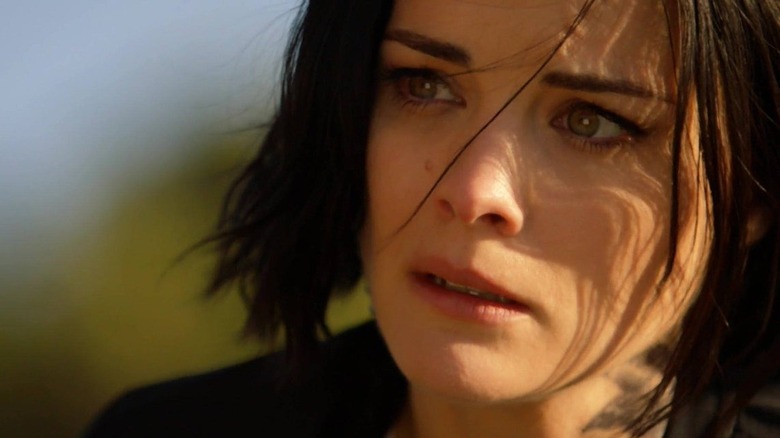 Jaimie Alexander como Jane Doe en Blindspot, luciendo bastante molesto