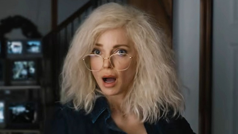 Anna Faris as Cindy standing at the doorway with blonde hair in Scary Movie (2026)