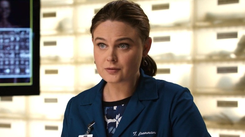 Emily Deschanel Temperance Brennan usa una bata de laboratorio azul en Bone