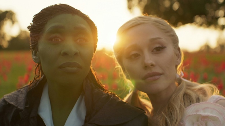Elphaba de Cynthia Erivo y Glinda de Ariana Grande miran hacia arriba en Wicked