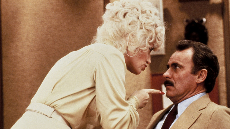 Dolly Paraton as Doreen Rhodes gives Dabney Coleman as Franklin Hart a talking-to in 9 to 5