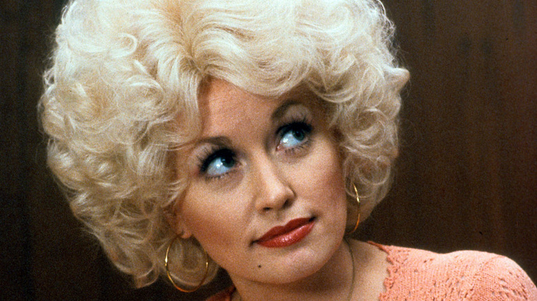 Dolly Parton lights up the screen as Doreen Rhodes in 9 to 5
