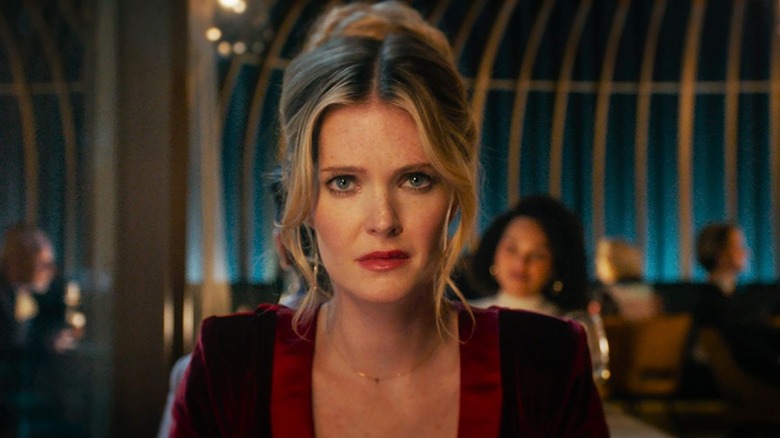 Violet Meghann Fahy berjatuhkan