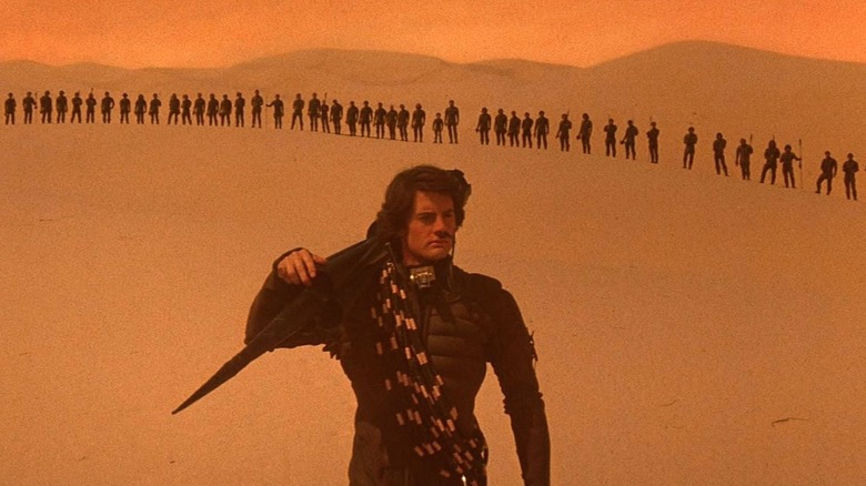 Paul Atreides loopt de woestijn in op zoek naar een worm in Dune